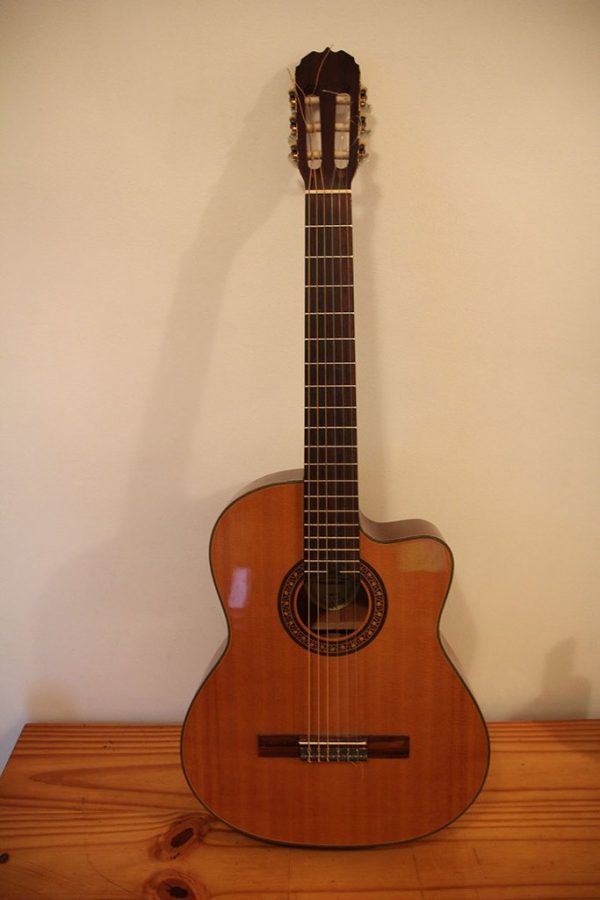 Guitarra Electroacústica Marca Santana, Modelo CG-66 ceq con estuche semirígido